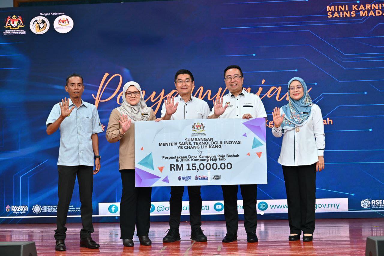 PENYAMPAIAN MOCK CHEQUE KEPADA PERPUSTAKAAN DESA KAMPUNG RAJA BASHAH 