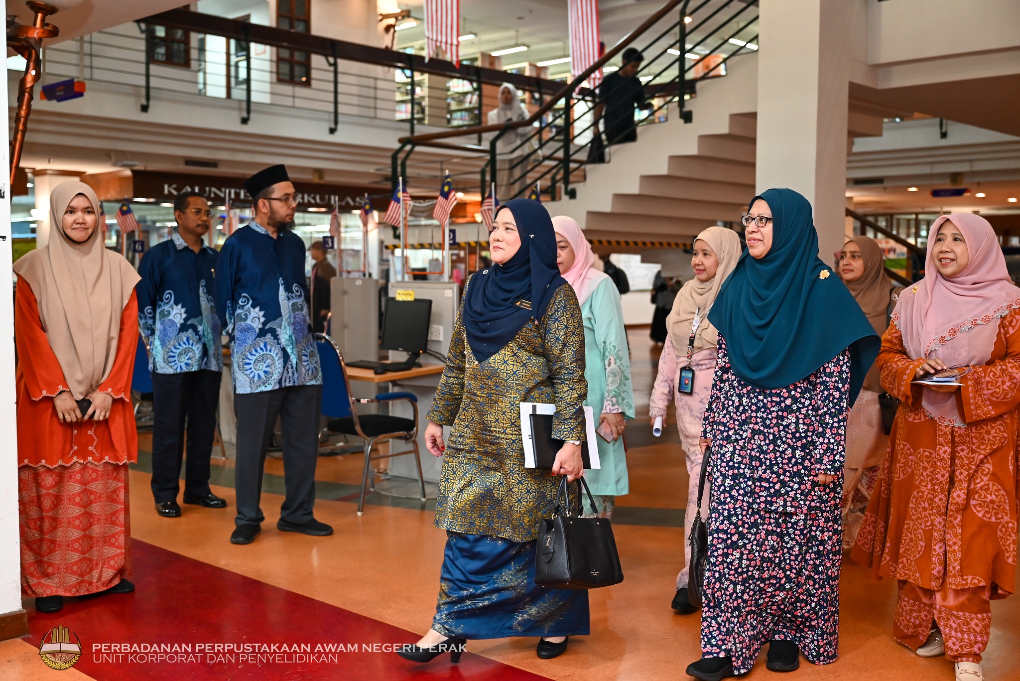 PENGARAH PPANPk DIRAI DALAM MAJLIS PERASMIAN PAMERAN DAN CERAMAH BIBLIOTERAPI UPSI