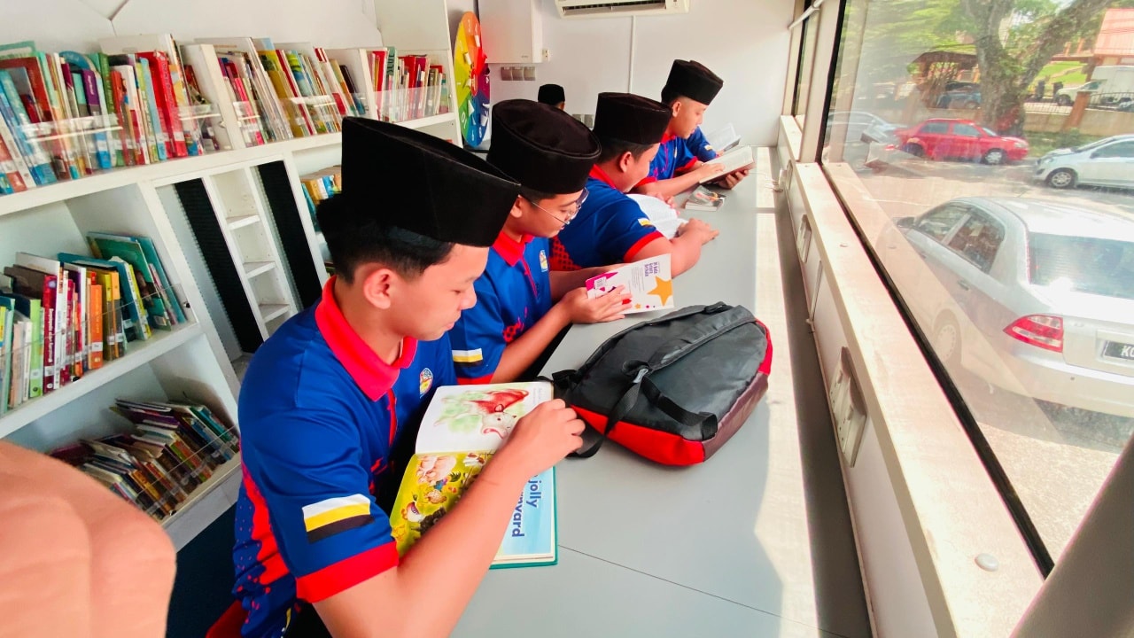 PERKHIDMATAN PERPUSTAKAAN BERGERAK KE PERPUSTAKAAN AWAM CAWANGAN SELAMA SEMPENA PROGRAM ASTROSTEM (PENGEMBARA PINTAR)