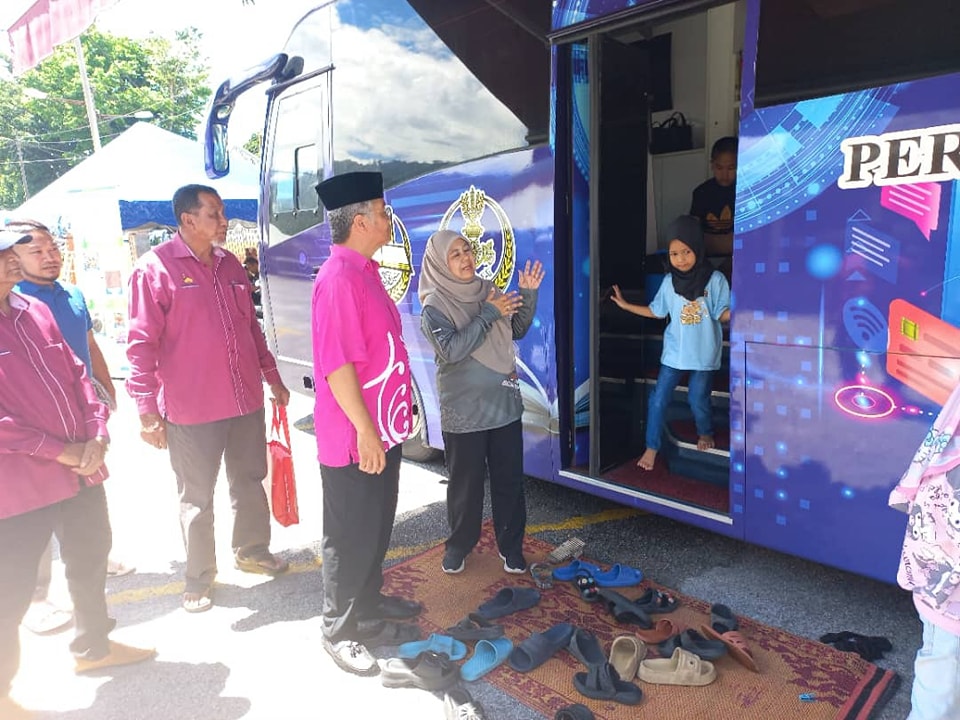 PERKHIDMATAN PERPUSTAKAAN BERGERAK DI PROGRAM WALAFIAT INSAN SIHAT SEJAHTERA MADANI BERSAMA KOMUNITI MASJID AN-NUR, KAMPAR, PERAK
