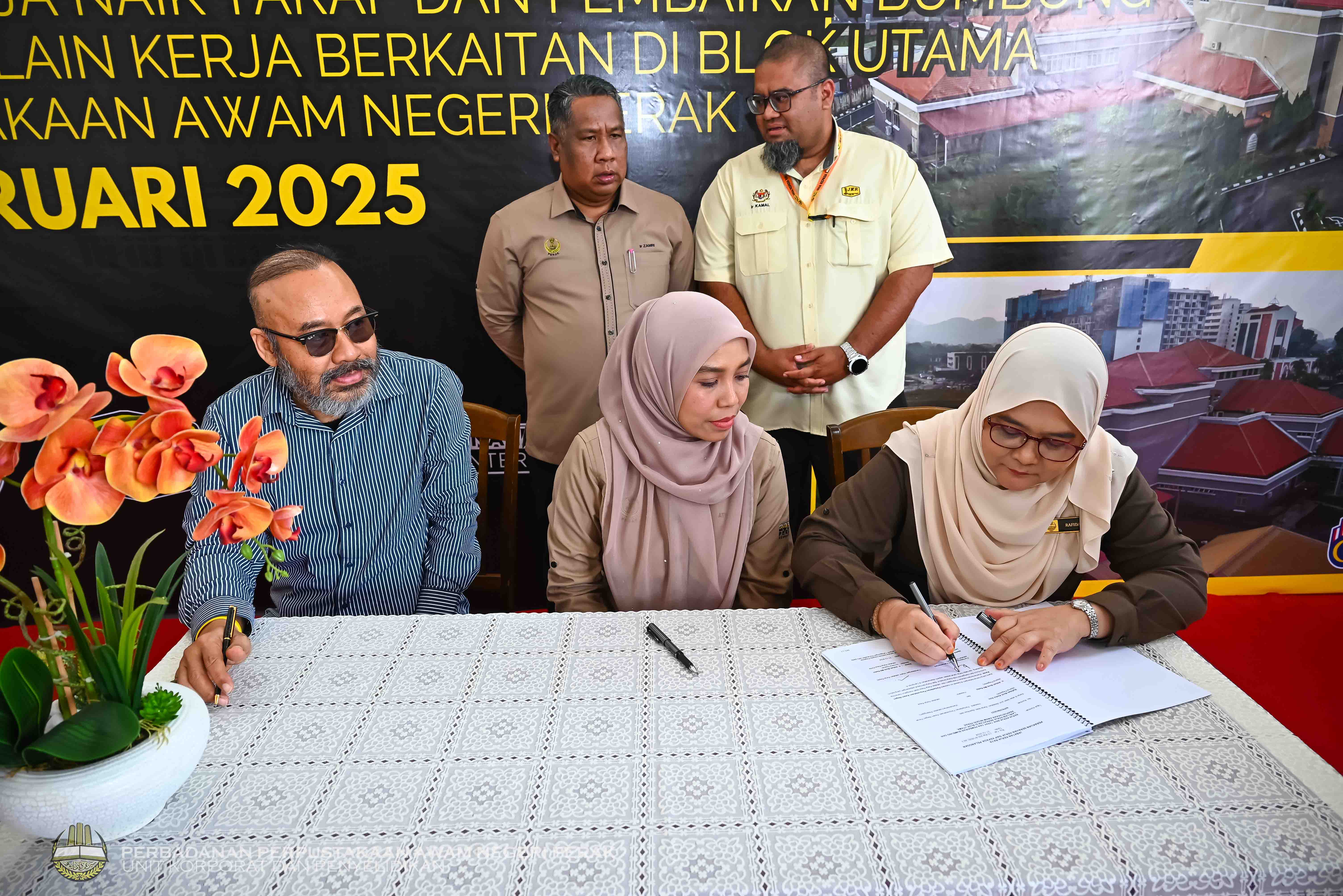 MAJLIS PENYERAHAN PROJEK KERJA-KERJA NAIK TARAF DAN PEMBAIKAN BUMBUNG DAN LAIN-LAIN KERJA BERKAITAN DI BLOK UTAMA PERPUSTAKAAN AWAM NEGERI PERAK